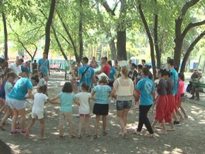 HAI LA JOC. DANSATORII STRĂINI NE ÎNVAŢĂ JOCURILE LOR