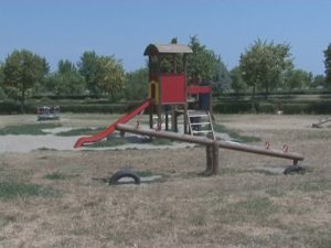 SE MAI CONSTRUIEŞTE UN LOC DE JOACĂ ÎN MARGHILOMAN. ALTE SPAŢII PENTRU COPII VOR DISPĂREA DINTRE BLOCURI