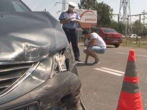 ACCIDENT PROVOCAT DE O MAŞINĂ-ŞCOALĂ. INSTRUCTORUL A RĂMAS FĂRĂ PERMIS 30 DE ZILE