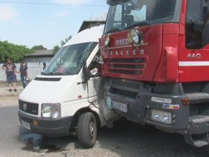 CIOCNIRE ÎNTRE UN CAMION ŞI O AUTOUTILITARĂ. DOUĂ PERSOANE AU AJUNS LA SPITAL