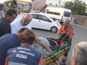 CARAMBOL CU MAŞINI PARCATE, ÎN MICRO 14. DIN CAUZA VITEZEI, UN TAXIMETRIST A BUŞIT DOUĂ AUTOTURISME