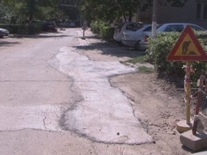 BĂTAIE DE JOC, PE ALEEA PARCULUI. ŞANŢURI ASTUPATE CU BETON, DEŞI CAROSABILUL ERA DIN ASFALT