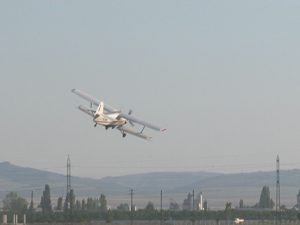 RAIDURI AERIENE ÎMPOTRIVA INSECTELOR. DEZINSECŢIE PRIN AVIOTRATAMENT, AZI DIMINEAŢĂ