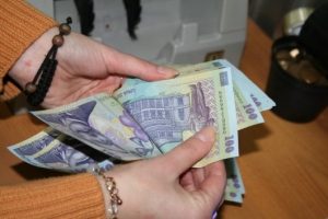 BUGETARII VOR SALARII MAI MARI. PROFESORII ŞI POLIŢIŞTII VOR URMA EXEMPLUL MEDICILOR