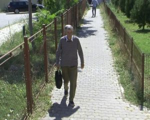 A FOST PILOT DE VÂNĂTOARE. ACUM VINE LA CANTINA SĂRACILOR. A FĂCUT ZECE ANI DE PUŞCĂRIE DUPĂ CE A ZBURAT CU AVIONUL SPRE TURCIA