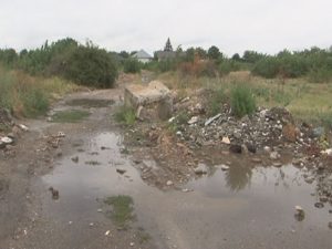 MARGINEA ORAŞULUI, GROAPĂ DE GUNOI. BÂRLĂ: „TERENUL E PRIVAT, NU PUTEM INTERVENI”