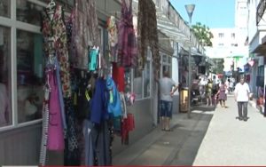 AU FOST PRINŞI HOŢII CARE AU SPART MAGAZINELE DIN PIAŢA DOROBANŢI. E VORBA DE TREI CONSTĂNŢENI, PRINTRE CARE ŞI UN MINOR
