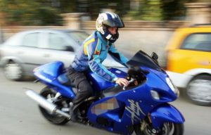 MOTOCICLIŞTII POT PRIMI AMENZI USTURĂTOARE, ÎN CAZUL ÎN CARE FAC ZGOMOT ŞI DERANJEAZĂ CETĂŢENII