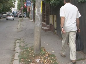 TROTUARE IMPRACTICABILE ÎN CENTRUL ORAŞULUI. PE STRADA PATRIEI APROAPE CĂ NU SE POATE CIRCULA