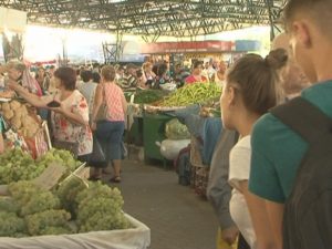 MAI MULT LOC LA PIAŢĂ. INCINTA PIEŢEI CENTRALE ESTE MAI AERISITĂ