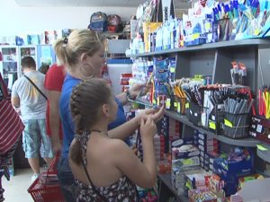 A ÎNCEPUT GOANA DUPĂ RECHIZITE.  BUZOIENII NU LASĂ CUMPĂRĂTURILE PE ULTIMELE ZILE