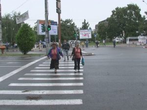 PROBĂ DE VITEZĂ PE ZEBRĂ. PIETONII SUNT OBLIGAŢI SĂ TREACĂ STRADA ÎN FUGĂ
