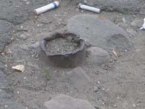 CAPCANE PE TROTUARE. LA TOT PASUL SE ÎNTÂLNESC RESTURI DE STÂLPI ŞI DE ŢEVI