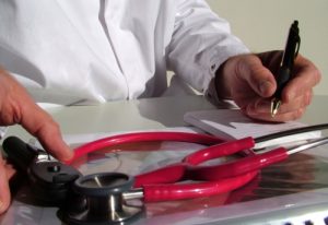 SINDICATUL MEDICILOR BUZOIENI NU E DE ACORD CU CREŞTEREA SALARIILOR DOAR CU 25%. VARIANTE: DEMISIA ÎN GRUP SAU GREVA GENERALĂ. IATĂ COMUNICATUL