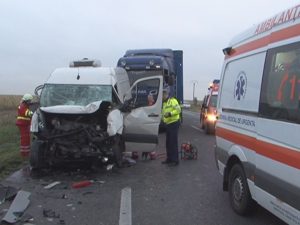 ACCIDENT LA CIORANCA: A INTRAT CU DUBA-N TIR. CEL MAI PROBABIL, ŞOFERUL A ADORMIT. 