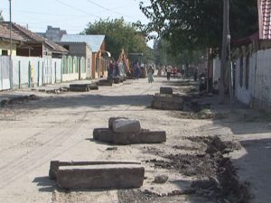 SE ASFALTEAZĂ STRADA VASILE GOLEA. RIVERANII AU IEŞIT LA PORŢI ŞI S-AU ÎNCHINAT