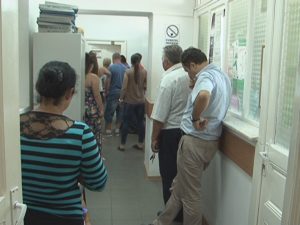 ŞAPTE MII DE BUZOIENI FĂRĂ CARD DE SĂNĂTATE. PESTE 900 L-AU REFUZAT DIN MOTIVE RELIGIOASE 