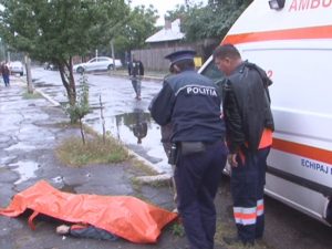 A MURIT PE STRADĂ. BĂRBATUL DE 72 DE ANI S-A PRĂBUŞIT LA CÂŢIVA METRI DE CASĂ
