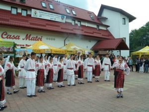 FESTIVALUL CÂRNAŢILOR DE PLEŞCOI. A OPTA EDIŢIE A SĂRBĂTORII TRADIŢIONALE DIN BERCA