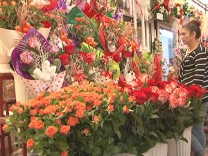 VÂNZĂRI SLABE PENTRU FLORARI. ÎNCASĂRILE DE AZI, MAI “SUBŢIRI” DECÂT ÎN ALŢI ANI