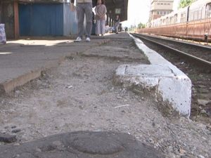 „PÂNĂ LA SFÂRŞITUL LUI AUGUST SE VOR ASFALTA PEROANELE”. TERMENUL A TRECUT, PROMISIUNEA NU S-A ŢINUT