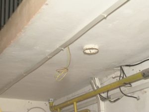 BEZNĂ PE CASA SCĂRII. LOCATARII AU PLĂTIT LUCRAREA, DAR ELECTRICIENII AU DISPĂRUT