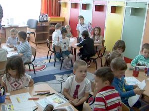 COPII SEPARAŢI LA GRĂDINIŢĂ, LA ORELE OPŢIONALE. CEI CARE PLĂTESC DANSEAZĂ, CÎNTĂ ŞI ÎNVAŢĂ ENGLEZĂ, CEILALŢI SE UITĂ  