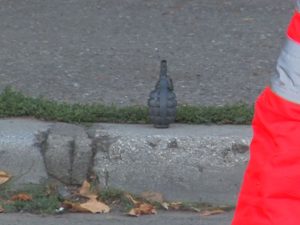 PANICĂ ÎN CARTIER. O BĂTRÂNĂ A LĂSAT O GRENADĂ PE BORDURĂ