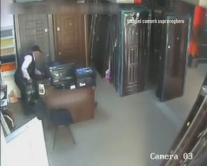 A FOST IDENTIFICAT HOŢUL POŞETEI DIN MAGAZIN. ESTE BUZOIAN, SEPTUAGENAR ŞI RECIDIVIST