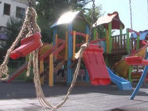 PROBLEME CU LOCURILE DE JOACĂ. UNELE SE MODERNIZEAZĂ, ALTELE SE DEGRADEAZĂ