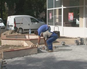 SE AMENAJEAZĂ PLATOUL DIN FAŢA CASEI DE CULTURĂ. SE ASFALTEAZĂ ŞI TROTUARUL DINTRE ŞC. NR. 1 ŞI SPITALUL BRĂTIANU