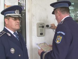 INTERFONUL – CHEIA UNIVERSALĂ. LOCATARII DE LA BLOC DESCHID UŞA ORICUI