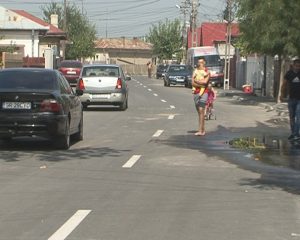 PE PRIMĂVERII, CA LA RALIU. DUPĂ ASFALTAREA STRĂZII SE CIRCULĂ CU VITEZĂ MARE