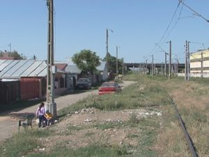 STRADA SATURN LINIE A FOST ASFALTATĂ. UN METRU! LOCATARII SUNT FOARTE SUPĂRAŢI PE EDILII MUNICIPIULUI