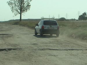  „DRUMUL DE DEASUPRA DIGULUI E AL PRIMĂRIEI”. DIRECŢIA APELOR CERE ASIGURĂRI CĂ DIGUL NU VA FI AFECTAT DE TRAFIC