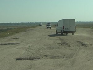 CENTURA DE EST A BUZĂULUI, UN DRUM IMPRACTICABIL. PRIMĂRIA BUZĂU DĂ VINA PE DIRECŢIA APELOR