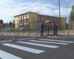 TRECERI DE PIETONI NOI ÎN ORAŞ. MARCAJELE S-AU FĂCUT ÎN ZONA ŞCOLILOR