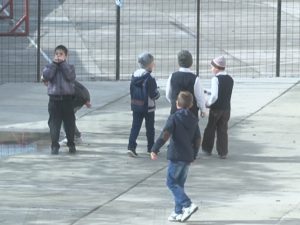 ELEVUL PROBLEMĂ, MUTAT LA ALTĂ CLASĂ.  SE SPERĂ CĂ AICI NU VA MAI CREA PROBLEME