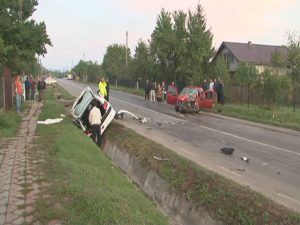 ACCIDENT GRAV LA UNGURIU. VITEZĂ, PĂTRUNDERE PE CONTRASENS, TAMPONARE, TREI RĂNIŢI