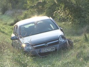 I-A EXPLODAT CAUCIUCUL LA 80 KM/H. A AJUNS PE CONTRASENS ŞI S-A IZBIT DE ALT AUTOTURISM