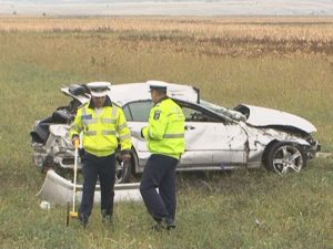 ACCIDENT SPECTACULOS. S-A ROSTOGOLIT DE MAI MULTE ORI. MAŞINA S-A OPRIT PE CÂMP, LA PESTE 50 M DE ŞOSEA