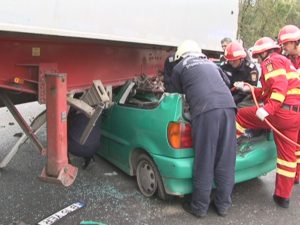 MAŞINĂ ÎNFIPTĂ ÎN TIR. ŞOFERUL DECEDAT A FOST SCOS CU GREU DINTRE FIARELE CONTORSIONATE