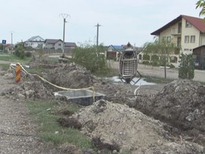 SE BAGĂ APĂ, SE STRICĂ DRUMURILE. LUCRĂRILE DE LA SPĂTARU AU DISTRUS CĂILE DE ACCES