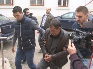 HOŢ ÎN ACŢIUNE, SURPRINS DE CAMERELE VIDEO. S-A STRECURAT DUPĂ TEJGHEA ŞI A ÎNŞFĂCAT 550 DE LEI