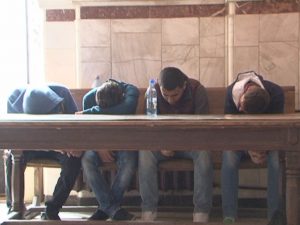 PRINŞI EXACT CÎND SPĂRGEAU TONOMATUL DE CAFEA. CEI PATRU TINERI AU DEVENIT SUSPECŢI PENTRU ALTE NOUĂ FURTURI
