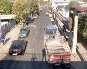 ASFALT SUB PASARELĂ. SE REABILITEAZĂ PRELUNGIREA INDEPENDENŢEI