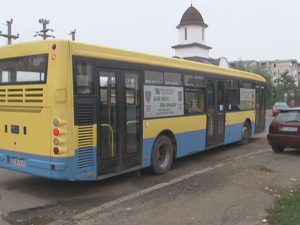 APOSTROFAŢI PENTRU UN LOC ÎN AUTOBUZ. DOI COPII CU HANDICAP ŞI ÎNSOŢITORII LOR, AGRESAŢI VERBAL DE DOI PENSIONARI