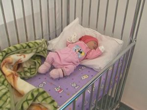 37 DE COPII ABANDONAŢI LA MATERNITATE ÎN 2015. MICUŢII AJUNG ÎN ÎNGRIJIREA ASISTENŢILOR MATERNALI