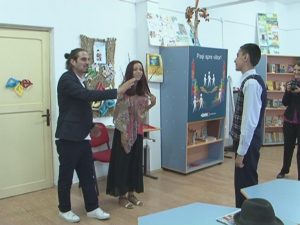 ÎNTÂLNIRE EMOŢIONANTĂ ÎNTRE ELEVI ŞI ACTORUL VASILE CALOFIR „AM FĂCUT PATRU ANI NAVETA PE JOS DE LA VADU-PAŞII”