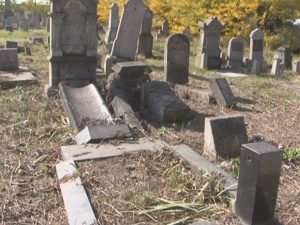 CIMITIRUL EVREIESC DIN BUZĂU, O RUINĂ. NIMENI NU PĂZEŞTE SAU ÎNGRIJEŞTE ACEST SPAŢIU